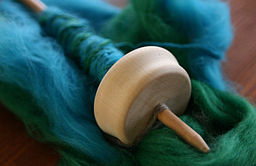 256px-Drop_spindle_with_wool