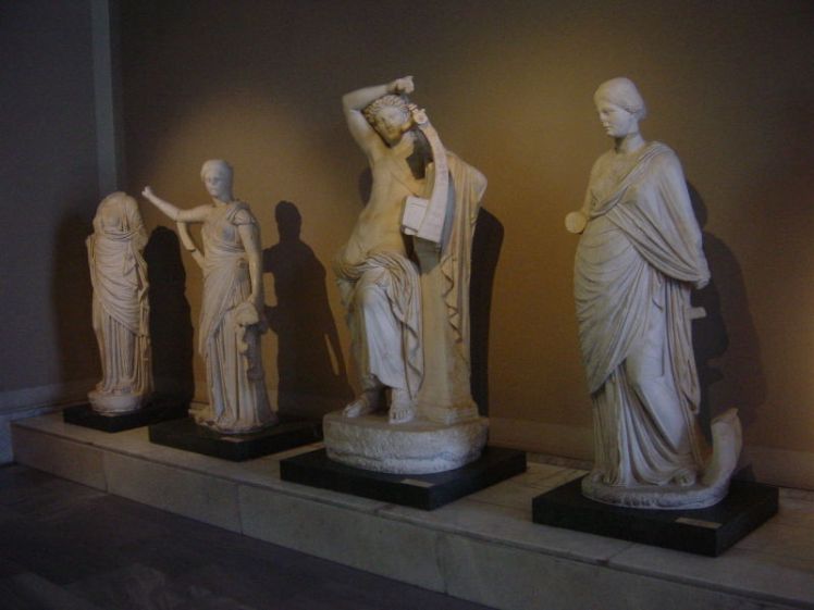 800px-DSC04514b_Istanbul_-_Museo_archeol._-_Apollo_citaredo_e_le_Muse,_sec._II_dC_-_da_Mileto_-_Foto_G._Dall'Orto_28-5-2006